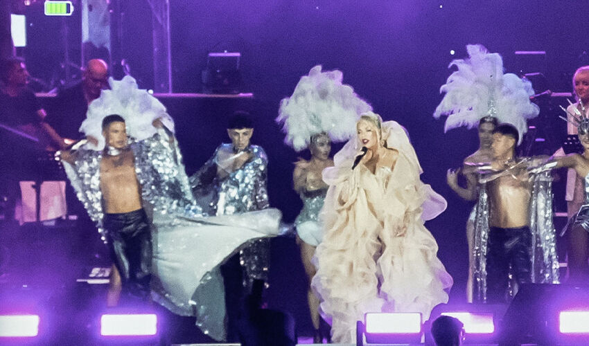 Ajda Pekkan’ın hayali gerçek oldu, stadyum konserinde coştukça coştu Ajda Pekkan’ın hayali gerçek oldu, stadyum konserinde coştukça coştu - 1. Resim