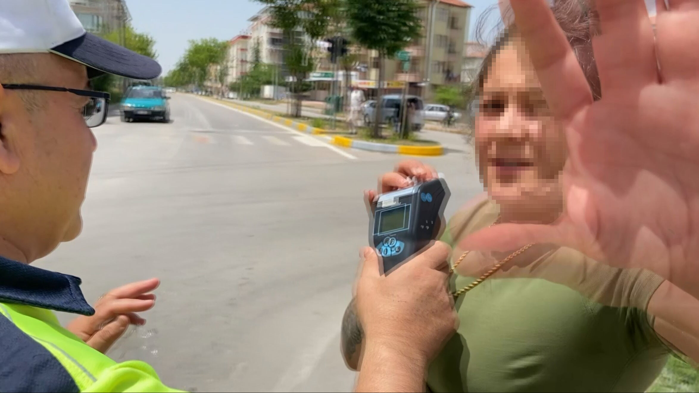 Alkollü araç kullanıp kaza yaptı! Basın mensubunu üzerine yürüyerek tehdit etti Alkollü araç kullanıp kaza yaptı! Basın mensubunu üzerine yürüyerek tehdit etti - 2. Resim