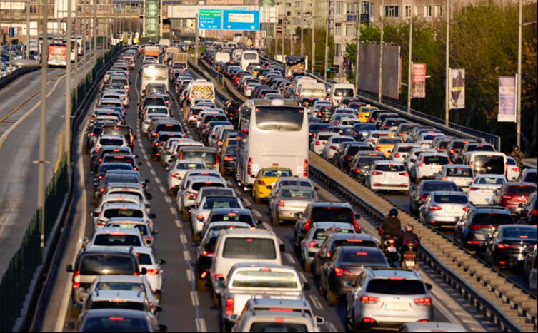Bayramda yola çıkacaklar dikkat! 81 ile gönderildi, bu araçların trafiğe çıkış yasaklandı Bayramda yola çıkacaklar dikkat! 81 ile gönderildi, bu araçların trafiğe çıkış yasaklandı - 1. Resim
