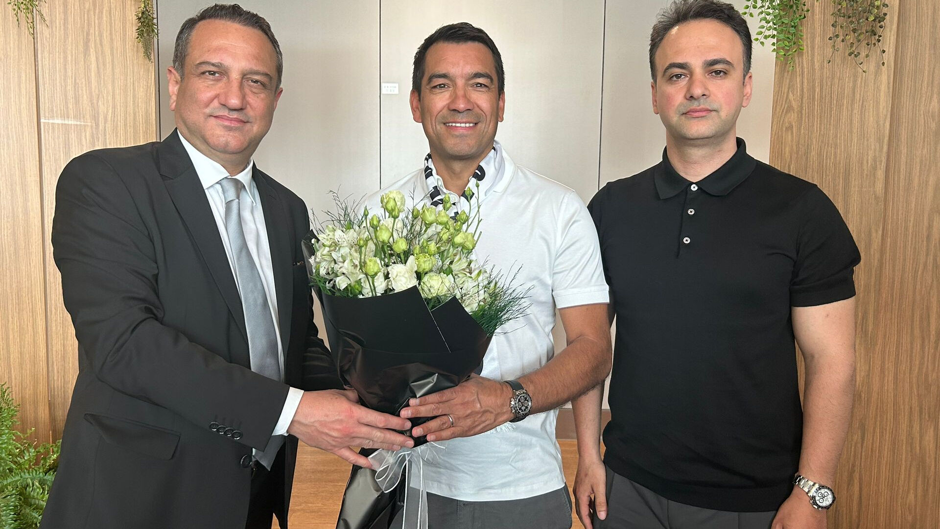 Beşiktaş'ın yeni teknik direktörü Giovanni van Bronckhorst İstanbul'a geldi Beşiktaş'ın yeni teknik direktörü Giovanni van Bronckhorst İstanbul'a geldi - 1. Resim