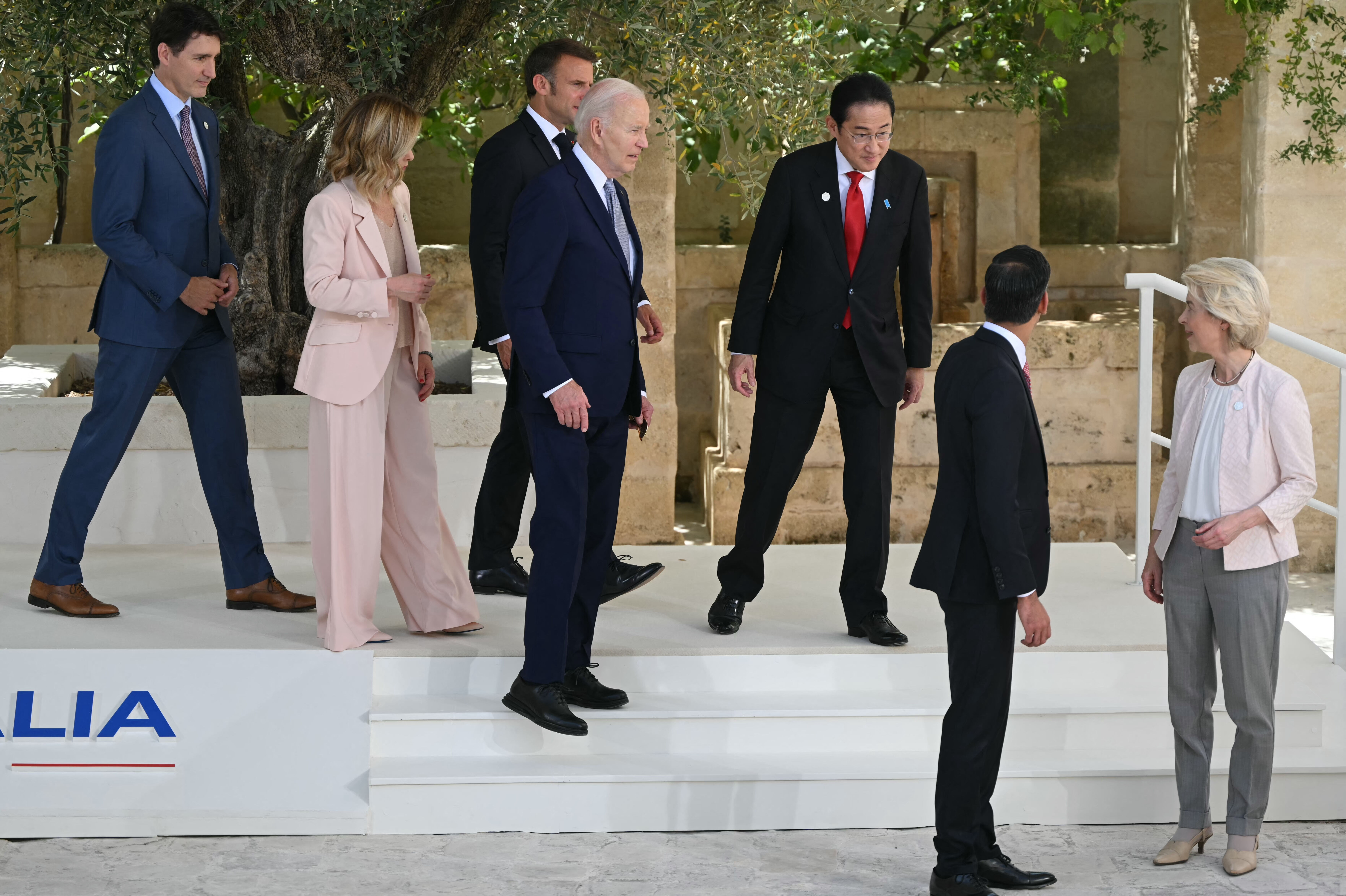 Biden G7 Zirvesi'ne geç kalınca Meloni selfie çekti - 1. Resim