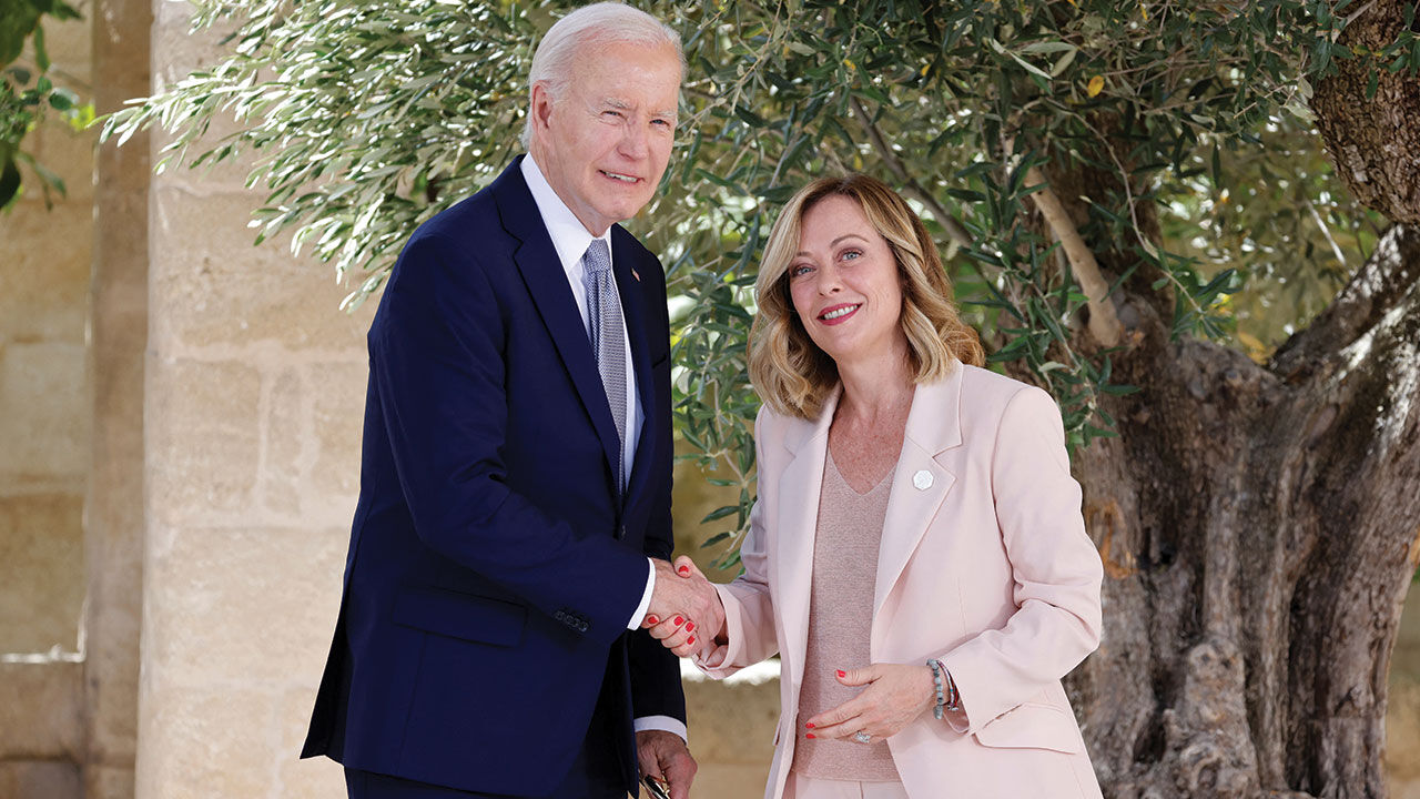 Biden G7 Zirvesi'ne geç kalınca Meloni selfie çekti - 3. Resim