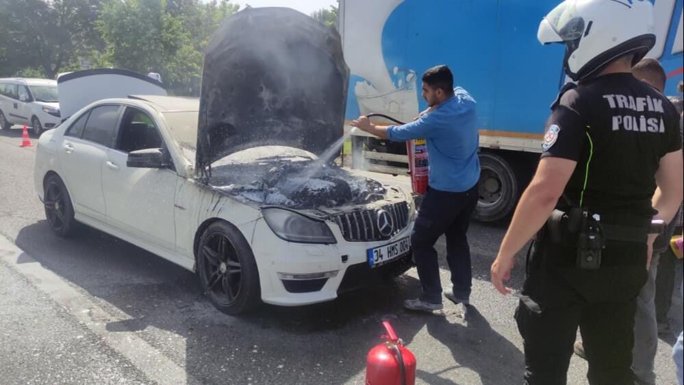 Bursa'da 45 bin TL masraf yaptığı Mercedes marka aracı alev alınca ölümden döndü Bursa'da 45 bin TL masraf yaptığı Mercedes marka aracı alev alınca ölümden döndü - 3. Resim