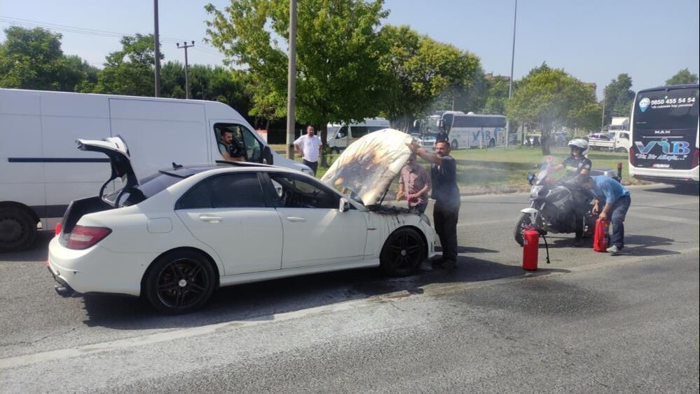 Bursa'da 45 bin TL masraf yaptığı Mercedes marka aracı alev alınca ölümden döndü Bursa'da 45 bin TL masraf yaptığı Mercedes marka aracı alev alınca ölümden döndü - 2. Resim
