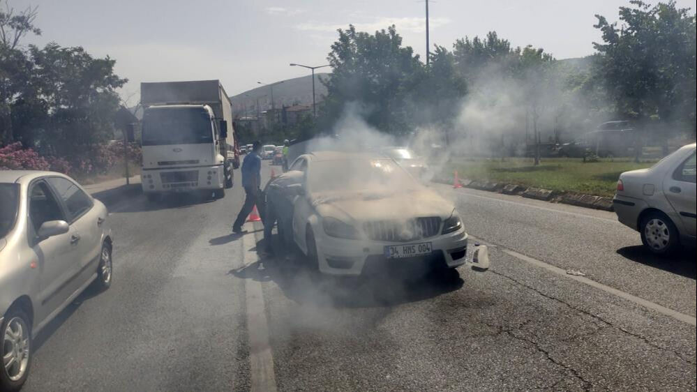 Bursa'da 45 bin TL masraf yaptığı Mercedes marka aracı alev alınca ölümden döndü Bursa'da 45 bin TL masraf yaptığı Mercedes marka aracı alev alınca ölümden döndü - 1. Resim