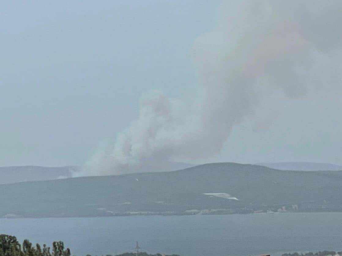 Çanakkale'nin Eceabat ilçesinde çıkan orman yangınında söndürme çalışmaları devam ediyor Çanakkale'nin Eceabat ilçesinde çıkan orman yangının söndürme çalışmaları devam ediyor - 2. Resim