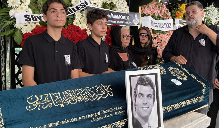 Efsane jön Murat Soydan’a veda! ‘Kollarımda öldü, sevilen bir insandı’ Efsane jön Murat Soydan’a veda! ‘Kollarımda öldü, sevilen bir insandı’ - 1. Resim