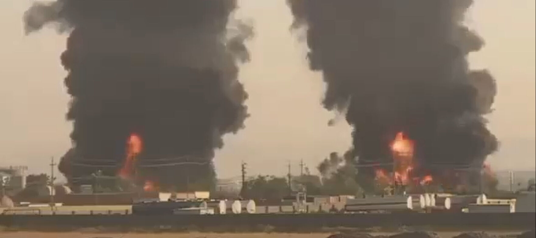 Irak Erbil'deki petrol rafinerinde çıkan yangında alevler büyüyor Irak Erbil'deki petrol rafinerinde çıkan yangında alevler büyüyor - 3. Resim