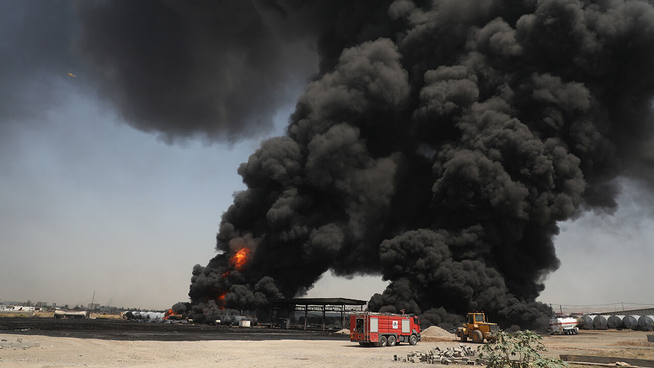 Irak Erbil'deki petrol rafinerinde çıkan yangında alevler büyüyor Irak Erbil'deki petrol rafinerinde çıkan yangında alevler büyüyor - 1. Resim