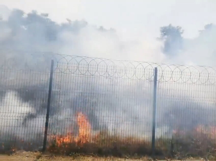 İstanbul Merter'de E-5 otoyolu kenarında yangın İstanbul Merter'de E-5 otoyolu kenarında yangın - 1. Resim