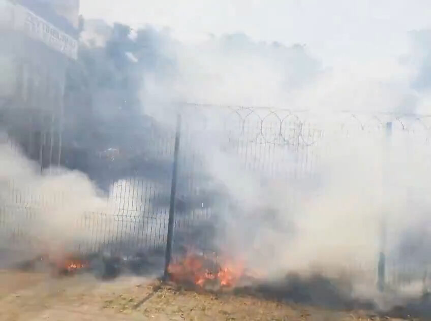 İstanbul Merter'de E-5 otoyolu kenarında yangın İstanbul Merter'de E-5 otoyolu kenarında yangın - 2. Resim