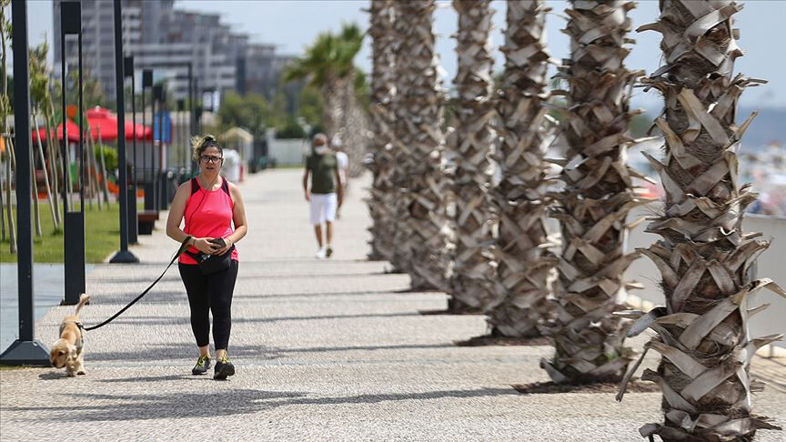 Prof. Dr. Tevfik Özlü sıcak havalarla mücadelede hangi saatlerde dışarı çıkılmaması gerektiğini açıkladı Prof. Dr. Tevfik Özlü sıcak havalarla mücadelede hangi saatlerde dışarı çıkılmaması gerektiğini açıkladı - 3. Resim