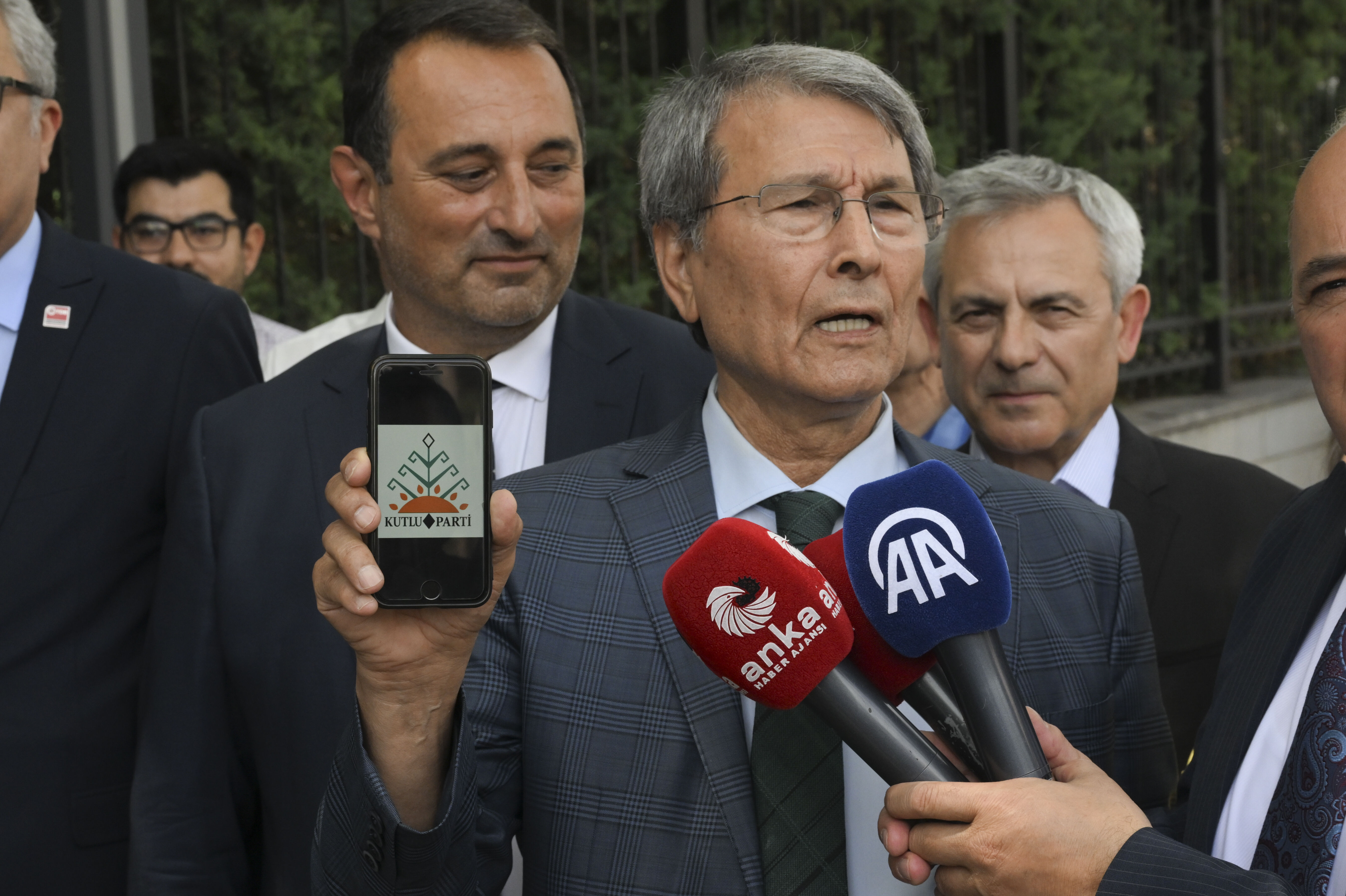 Siyaset arenasına resmen bir parti daha katıldı! MHP ve İyi Parti'den ayrılan isim logosunu tanıttı Siyaset arenasına bir parti daha katıldı! MHP ve İyi Parti'den ayrılan isim kuruluş dilekçesini verdi - 1. Resim