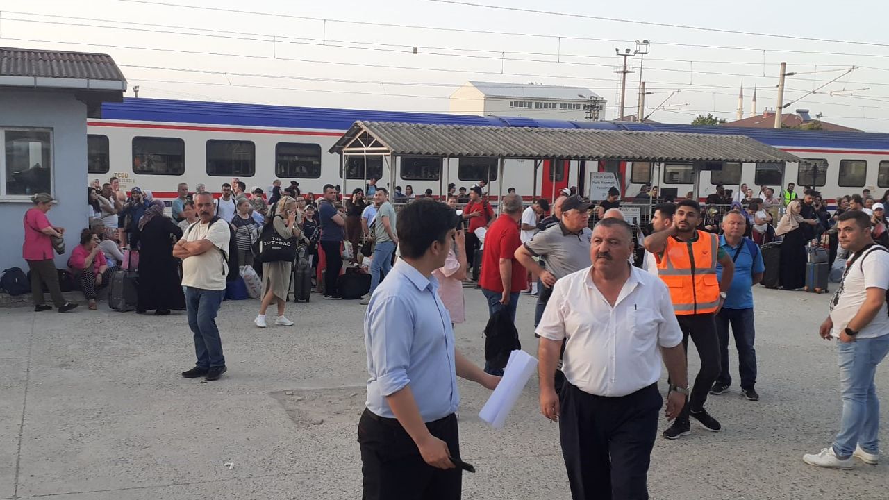 Tren durdu, yüzlerce yolcu istasyonda kaldı! - Yaşam