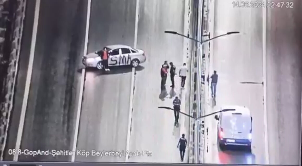 15 Temmuz Şehitler Köprüsü'nde eylem! Çift yönlü olarak trafiğe kapatıldı 15 Temmuz Şehitler Köprüsü'nde eylem! Çift yönlü olarak trafiğe kapatıldı - 1. Resim