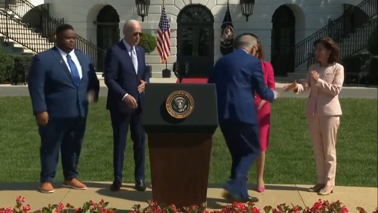 ABD Başkanı Biden'ın selamlaştığını unutup elini yeniden uzattığı anlar gündem oldu ABD Başkanı Biden'ın selamlaştığını unutup elini yeniden uzattığı anlar gündem oldu - 2. Resim
