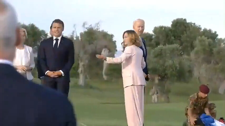 ABD Başkanı Biden'ın selamlaştığını unutup elini yeniden uzattığı anlar gündem oldu ABD Başkanı Biden'ın selamlaştığını unutup elini yeniden uzattığı anlar gündem oldu - 5. Resim