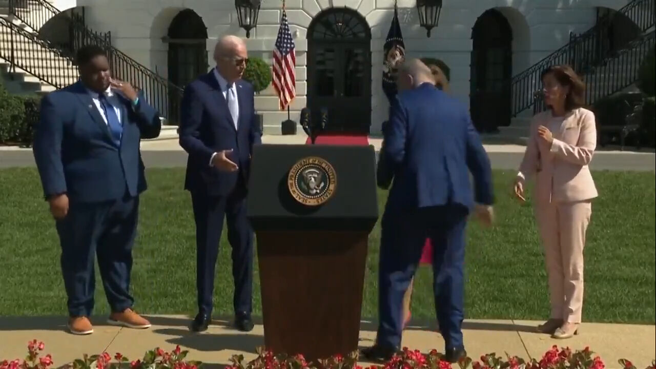 ABD Başkanı Biden'ın selamlaştığını unutup elini yeniden uzattığı anlar gündem oldu ABD Başkanı Biden'ın selamlaştığını unutup elini yeniden uzattığı anlar gündem oldu - 3. Resim