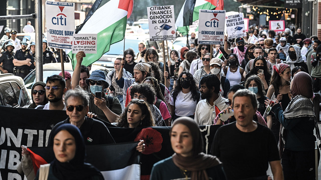 ABD'de göstericilerden Rockefeller ailesinin kurduğu bankaya Filistin tepkisi ABD'de göstericilerden Rockefeller ailesinin kurduğu bankaya Filistin tepkisi - 4. Resim