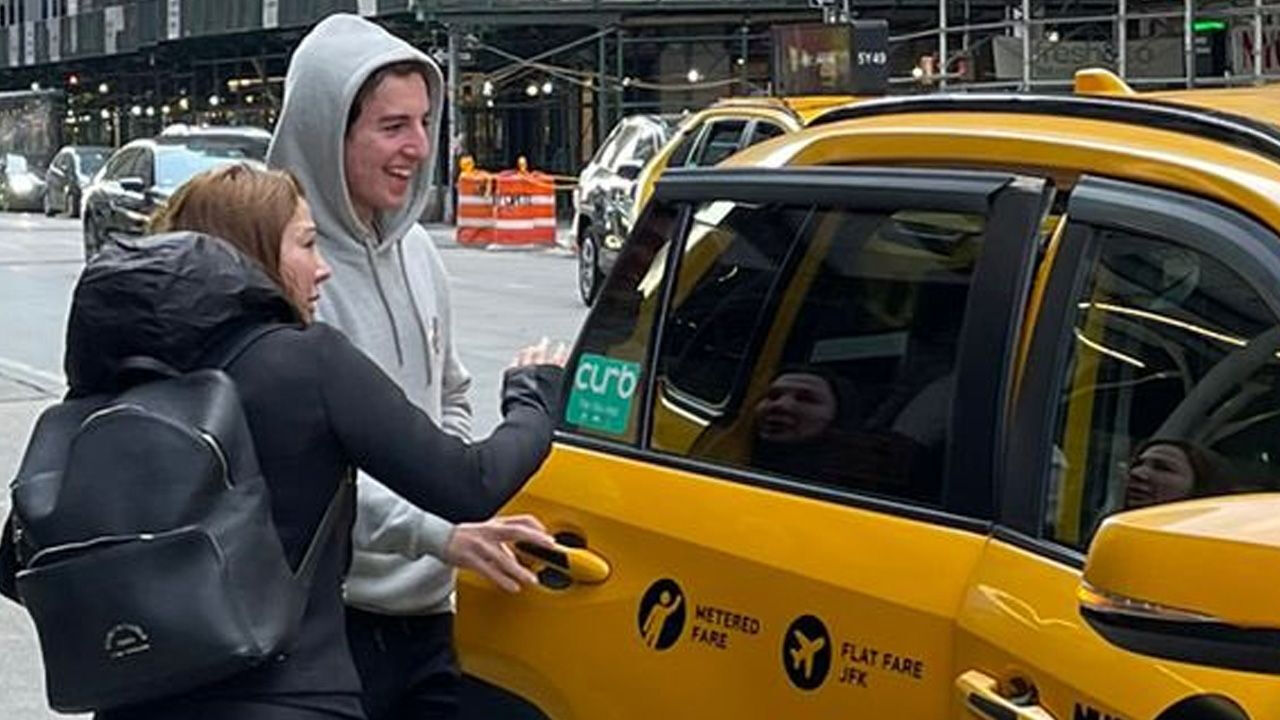 Adalet Bakanı Tunç, kırmızı bültenle aranan Eylem Tok ve oğlunun iade talebi kapsamında yakalandığını açıkladı - 1. Resim