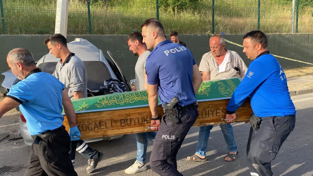 Aydınlatma direğine çarpan araç ikiye ayrıldı, kadın sürücü canından oldu - 2. Resim