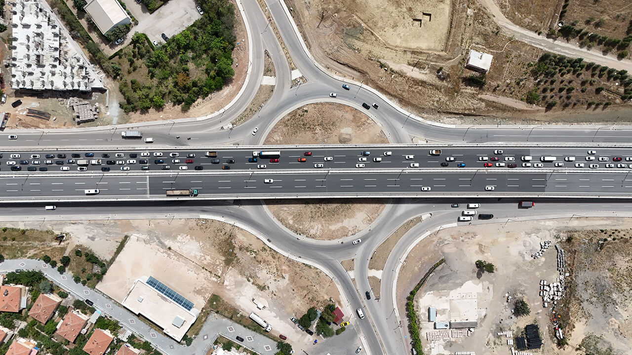 Bayram göçü başladı! Dokuz günlük tatilin ilk saatlerinde trafik yoğunluğu Bayram göçü başladı! Dokuz günlük tatilin ilk saatlerinde trafik yoğunluğu - 2. Resim