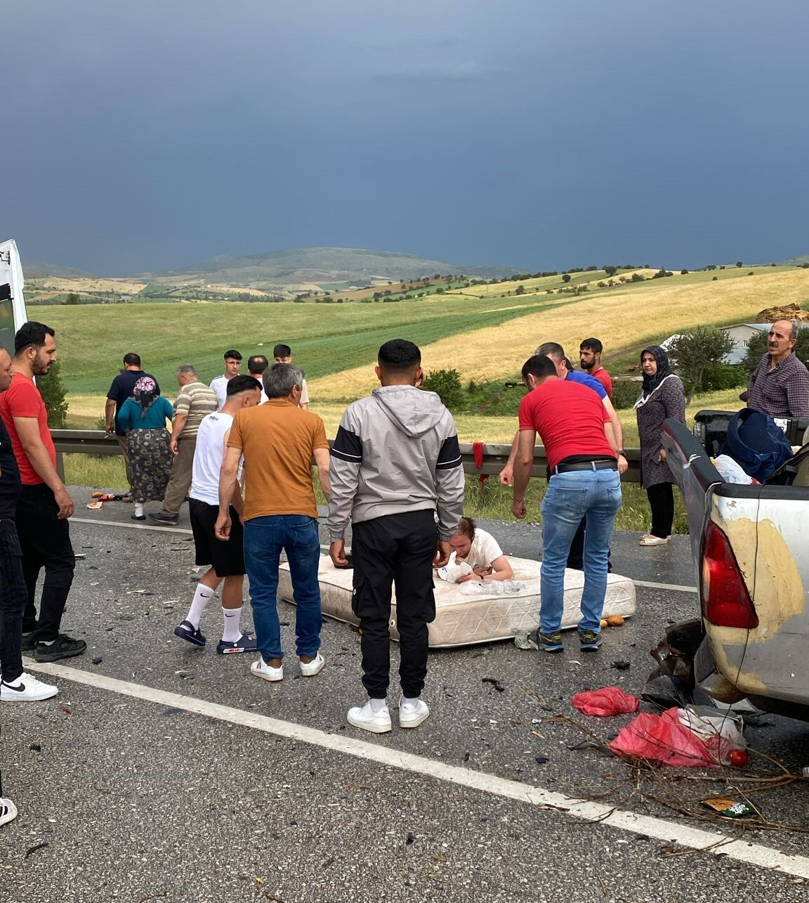 Bayram trafiğinde zincirleme kaza! Ankara'da 3 araç birbirine girdi, çok sayıda yaralı var - 1. Resim