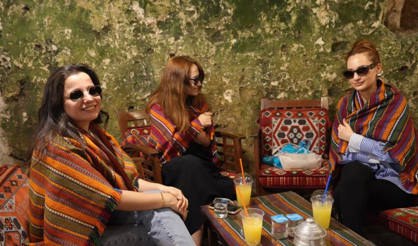 Bunaltıcı sıcaklarda şaşırtan görüntü: Dışarısı 40 derece ile kavrulurken onlar soba yakıyor - 3. Resim