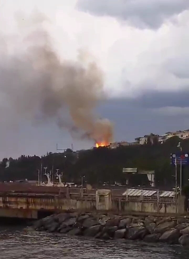 İstanbul alev alev! Üsküdar'dan yükselen dumanlar boğazı kapladı İstanbul alev alev! Üsküdar'dan yükselen dumanlar boğazı kapladı - 1. Resim