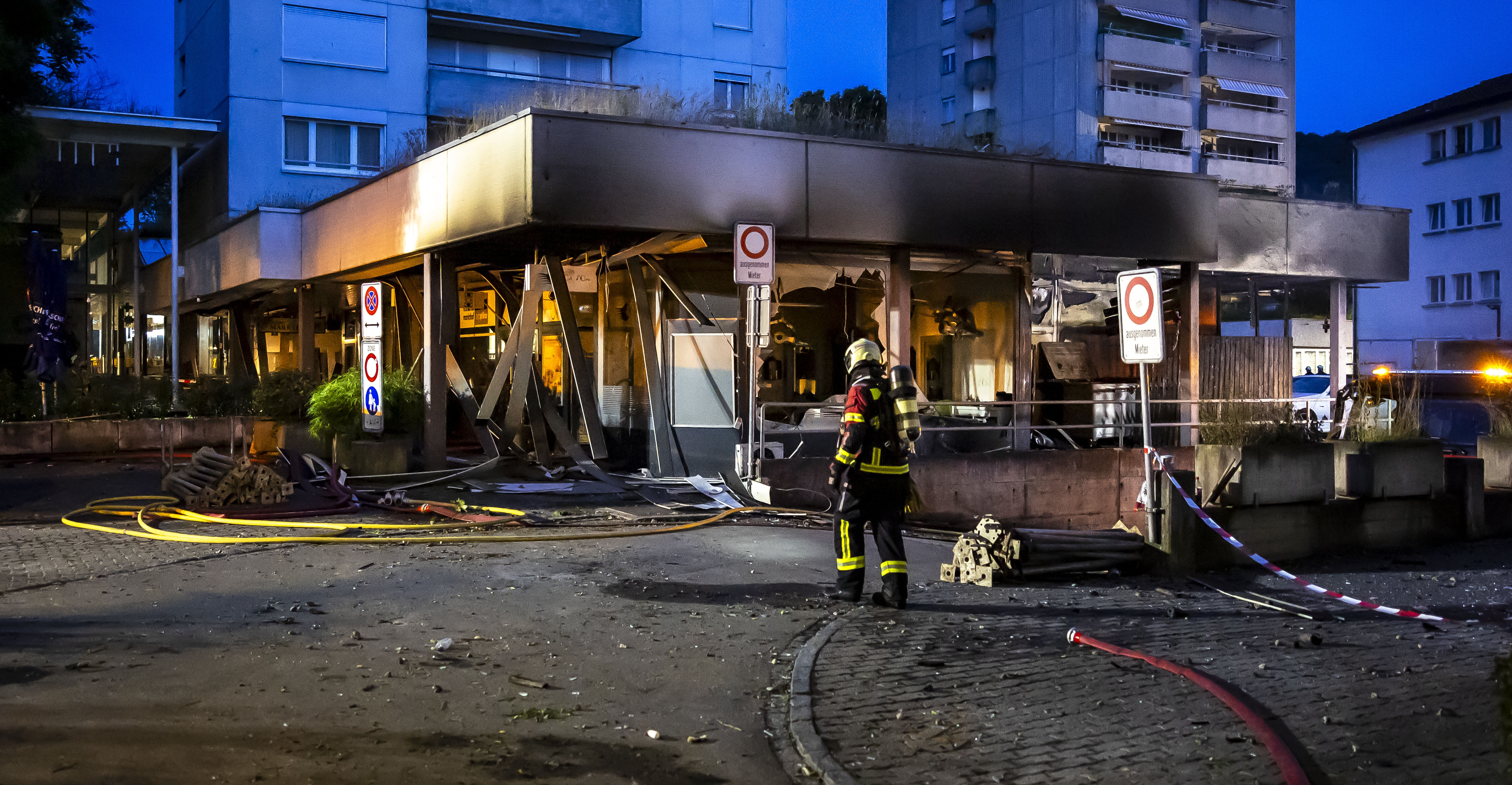 Kapalı otoparkta önce patlama, sonra yangın! Ölü ve yaralılar var Kapalı otoparkta önce patlama, sonra yangın! Ölü ve yaralılar var - 1. Resim