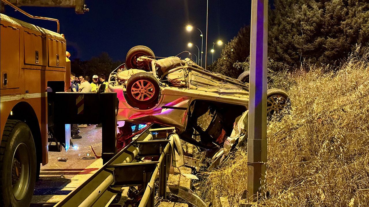 Koceli'de feci kaza! Kontrolden çıkan araç bariyerlere daldı: 3 ölü - Gündem