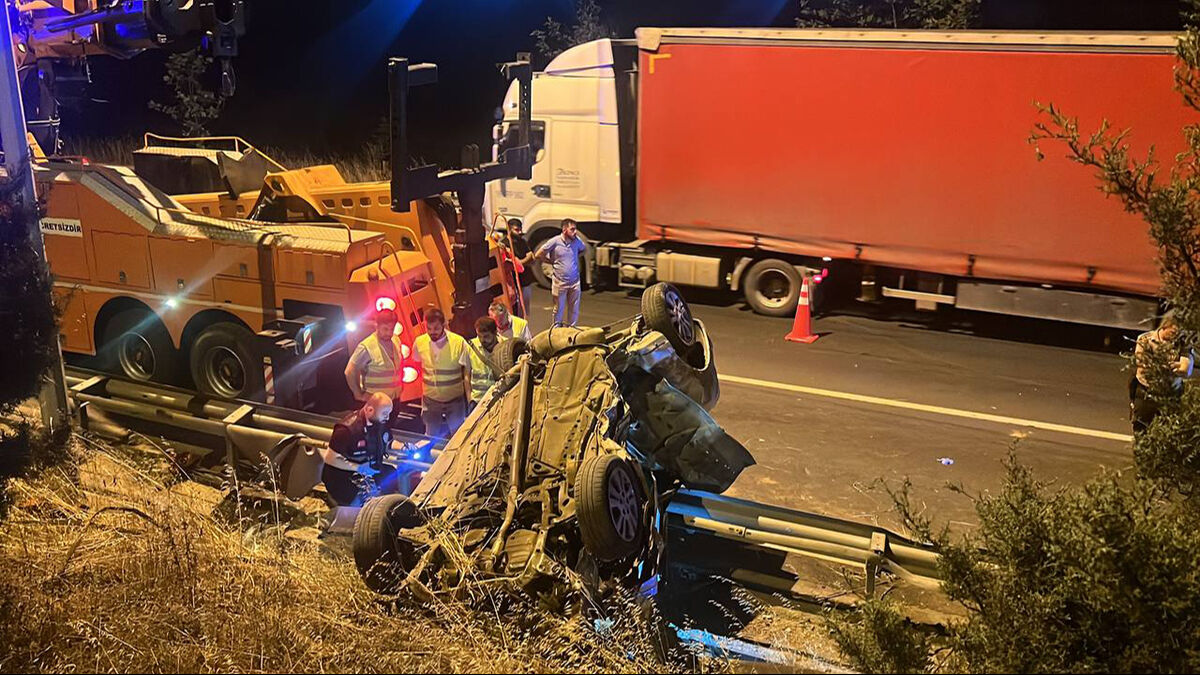 Kocaeli'de feci kaza! Kontrolden çıkan araç bariyerlere daldı: 3 ölü Koceli'de feci kaza! Kontrolden çıkan araç bariyerlere daldı: 3 ölü - 2. Resim
