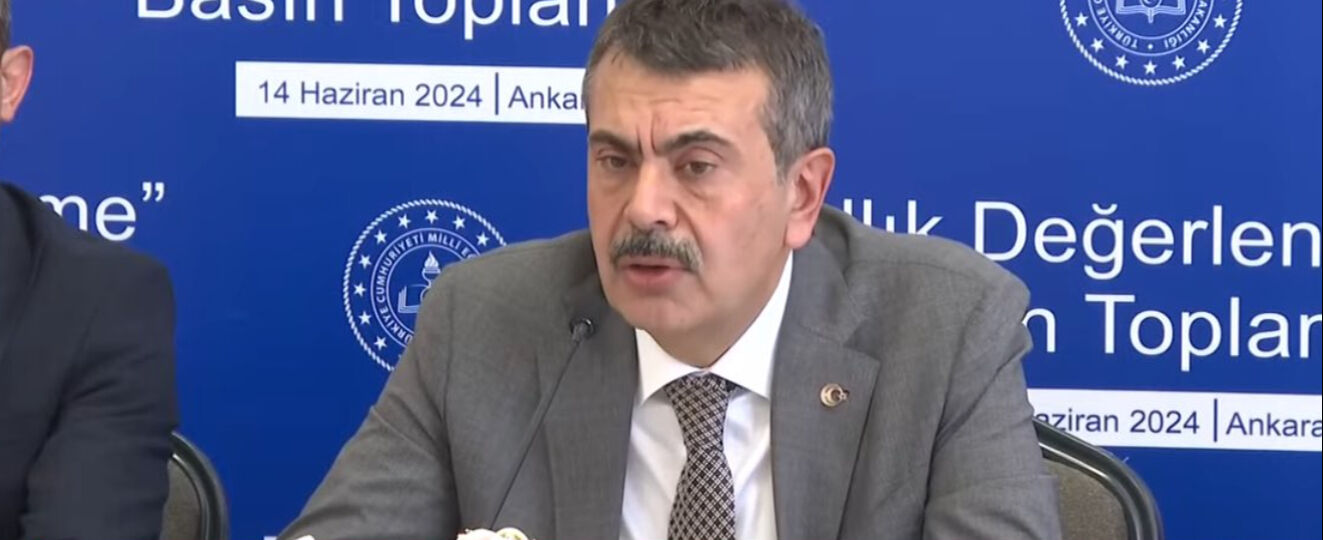 Milli Eğitim Bakanı Yusuf Tekin kız öğrencilerin giydikleri kıyafet nedeniyle mezuniyet törenine alınmaması hakkında konuştu Milli Eğitim Bakanı Yusuf Tekin kız öğrencilerin giydikleri kıyafet nedeniyle mezuniyet törenine alınmaması hakkında konuştu - 2. Resim