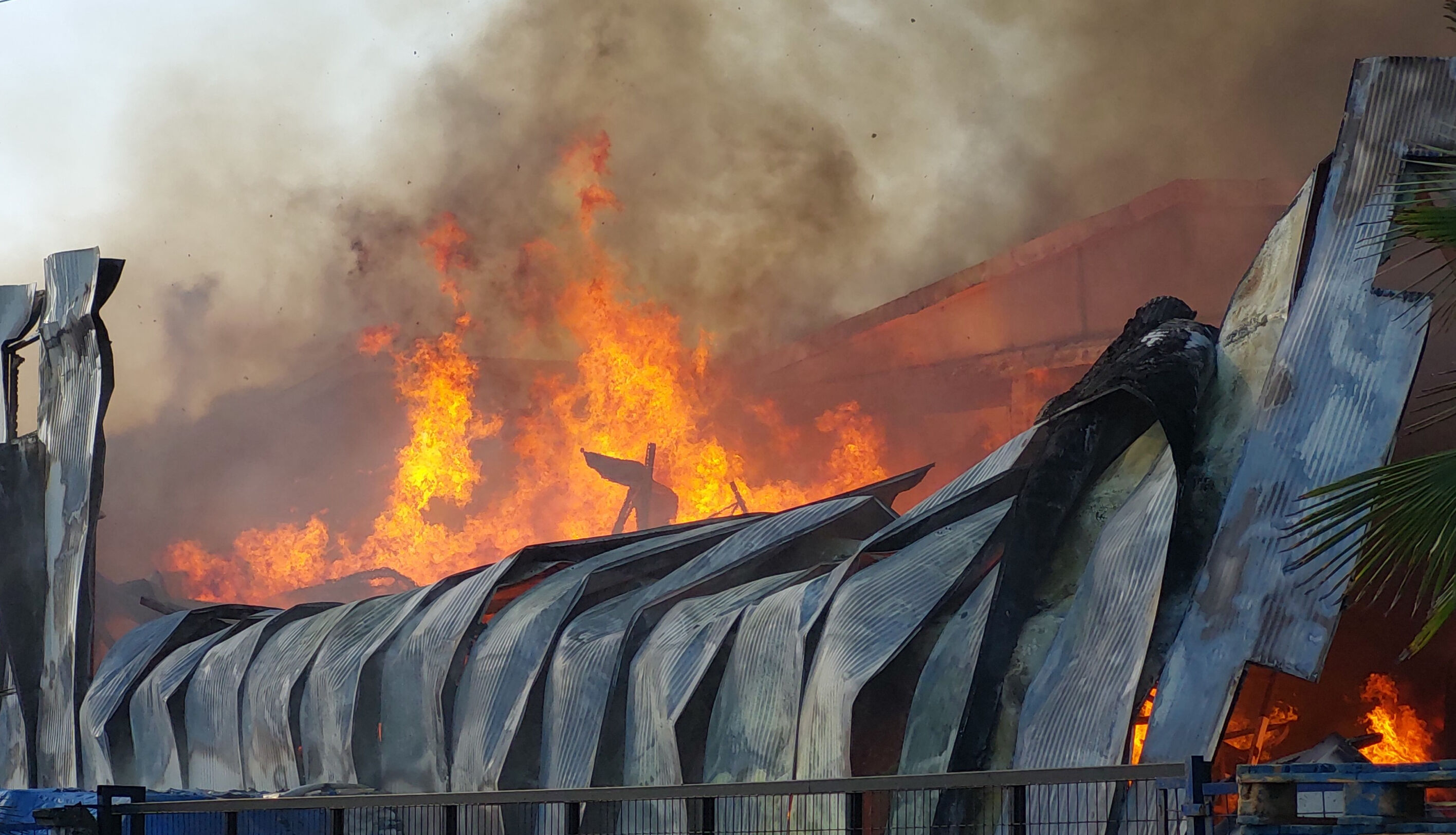 Samsun'da bebek bezi fabrikasında yangın! Ekipler olay yerinde - 2. Resim