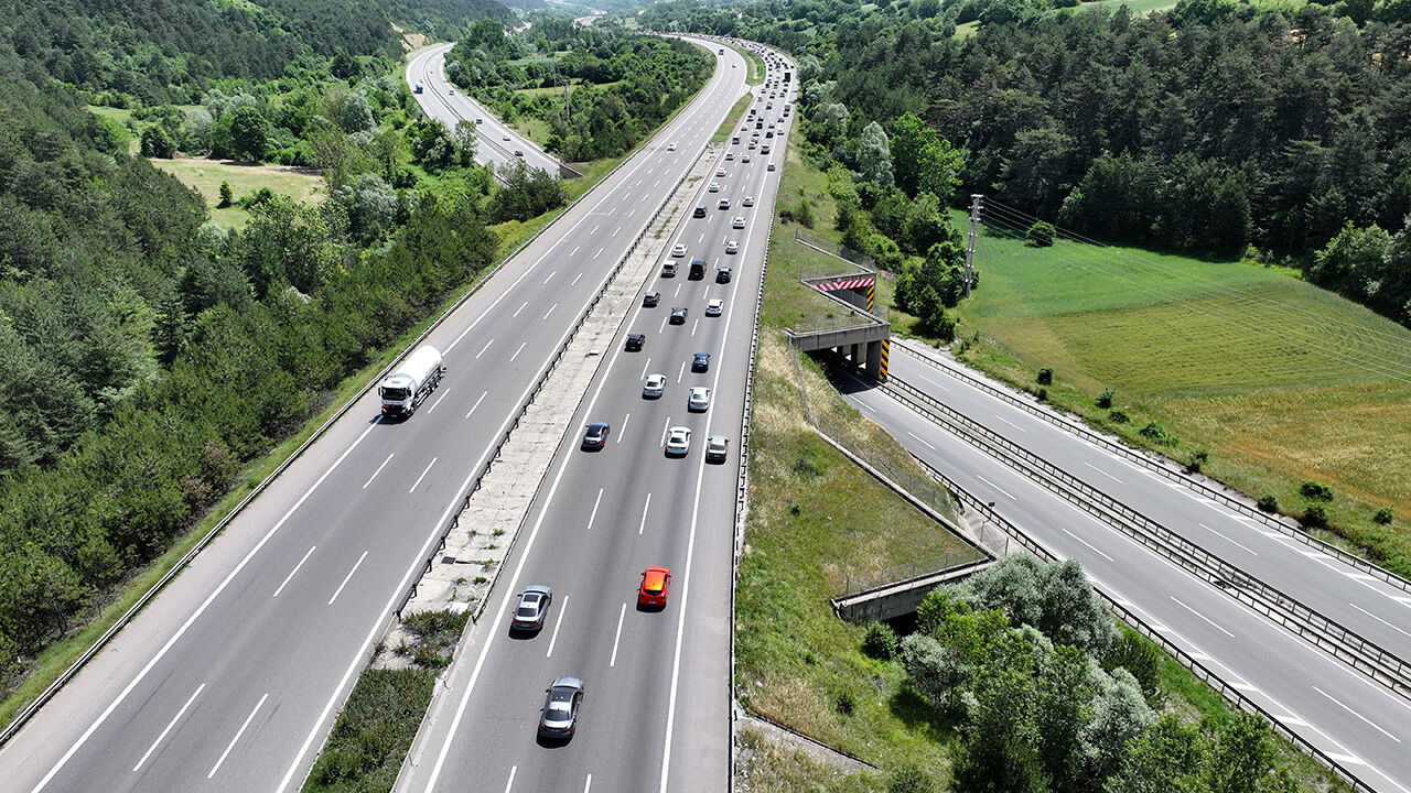 Sürücüler yollarda! İşte bayram trafiğinde son durum Sürücüler yollarda! İşte bayram trafiğinde son durum - 1. Resim