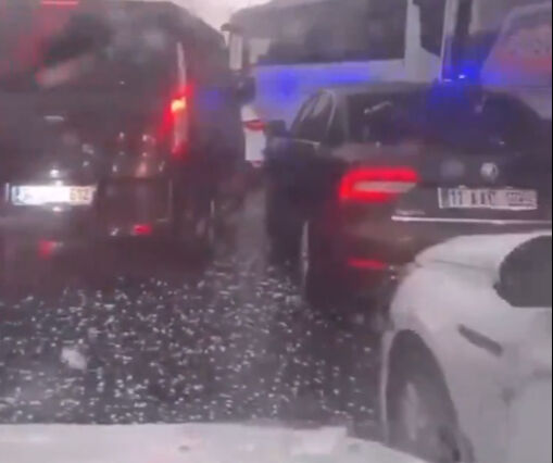 Tekirdağ'a giden CHP Genel Başkanı Özgür Özel dolu nedeniyle yolda kaldı - 2. Resim