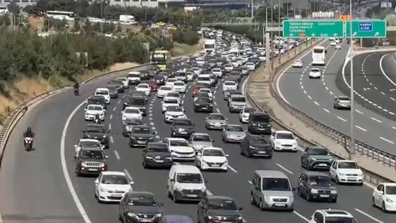 İstanbullu şehri terk ediyor! Bayram tatilcileri yollara düştü, işte trafikte son durum Bayram tatilcileri İstanbul'dan kaçıyor! Şehrin çıkışında trafik kilit - 2. Resim