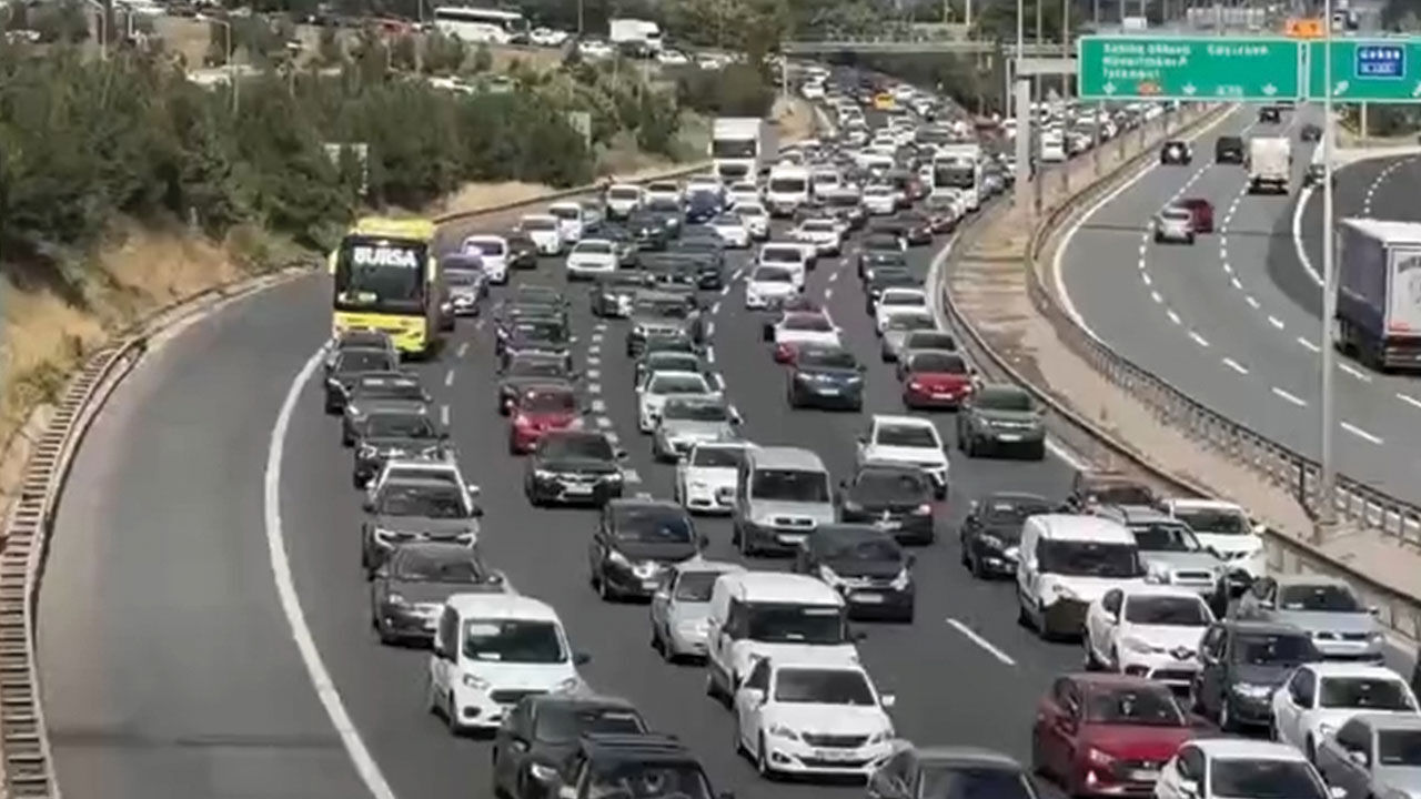 İstanbullu şehri terk ediyor! Bayram tatilcileri yollara düştü, işte trafikte son durum Bayram tatilcileri İstanbul'dan kaçıyor! Şehrin çıkışında trafik kilit - 3. Resim