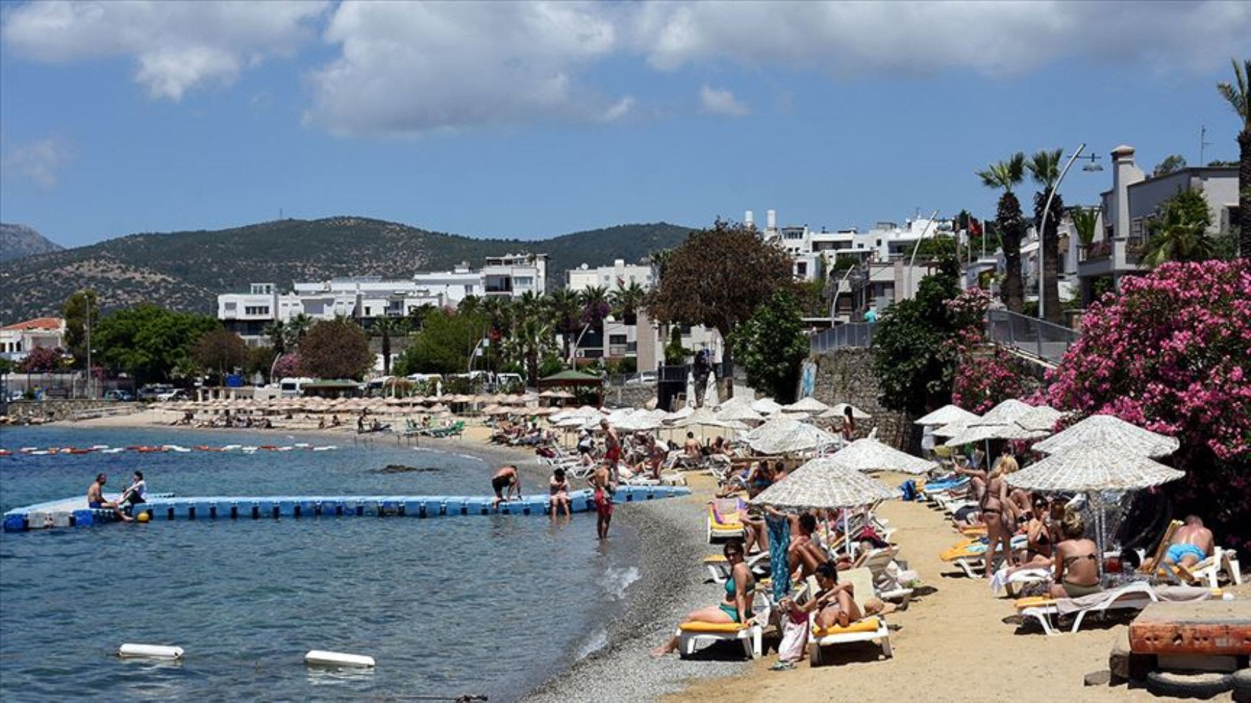 Bodrum'un nüfusu 1 milyonu aştı! Adım atacak yer kalmadı, yine de gelmeye devam ediyorlar Bodrum'un nüfusu 1 milyonu aştı! Adım atacak yer kalmadı, yine de gelmeye devam ediyorlar - 3. Resim