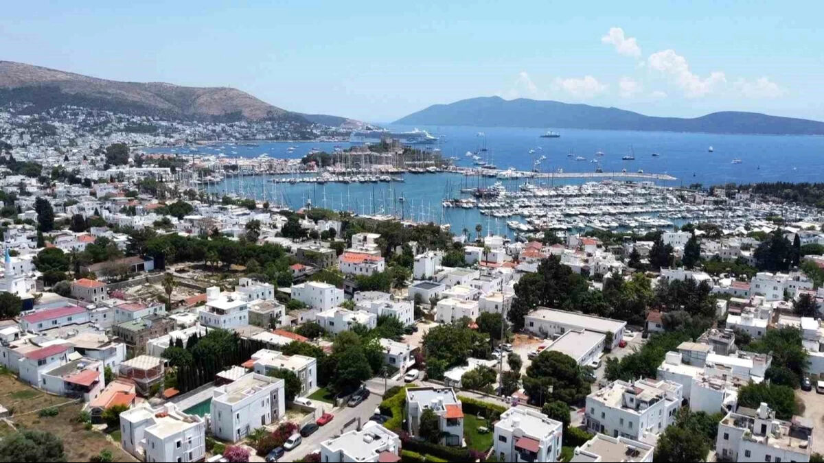 Bodrum'un nüfusu 1 milyonu aştı! Adım atacak yer kalmadı, yine de gelmeye devam ediyorlar Bodrum'un nüfusu 1 milyonu aştı! Adım atacak yer kalmadı, yine de gelmeye devam ediyorlar - 5. Resim