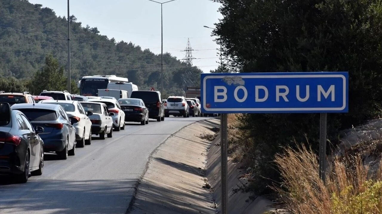 Bodrum'un nüfusu 1 milyonu aştı! Adım atacak yer kalmadı, yine de gelmeye devam ediyorlar Bodrum'un nüfusu 1 milyonu aştı! Adım atacak yer kalmadı, yine de gelmeye devam ediyorlar - 4. Resim