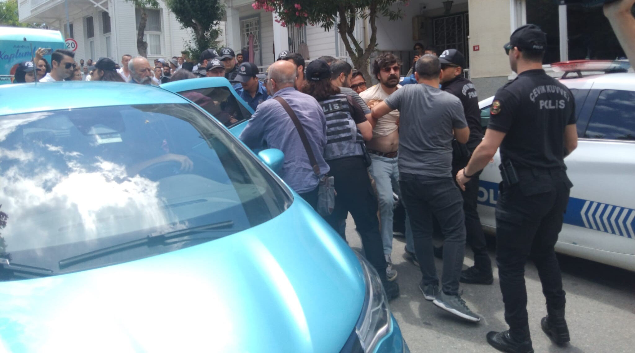 Büyükada'da 'minibüs' eylemi! 10 kişi gözaltına alındı - 1. Resim