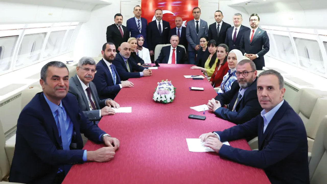 Cumhurbaşkanı Erdoğan'dan uçakta yeni anayasa mesajı! CHP'nin farklı tavrına tepki - 1. Resim