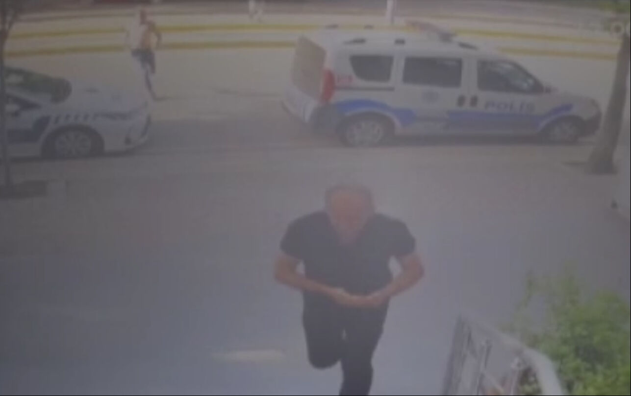 Eskişehir'de sokak ortasında baltayla adam kovalayan şüpheli etkisiz hale getirildi - 1. Resim