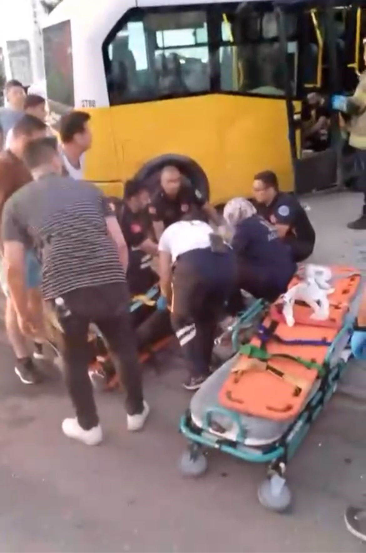 Hızla gelen otomobil minibüse çarptı! 1 yolcu camdan fırladı, çok sayıda yaralı var Hızla gelen otomobil minibüse çarptı! 1 yolcu camdan fırladı, çok sayıda yaralı var - 2. Resim