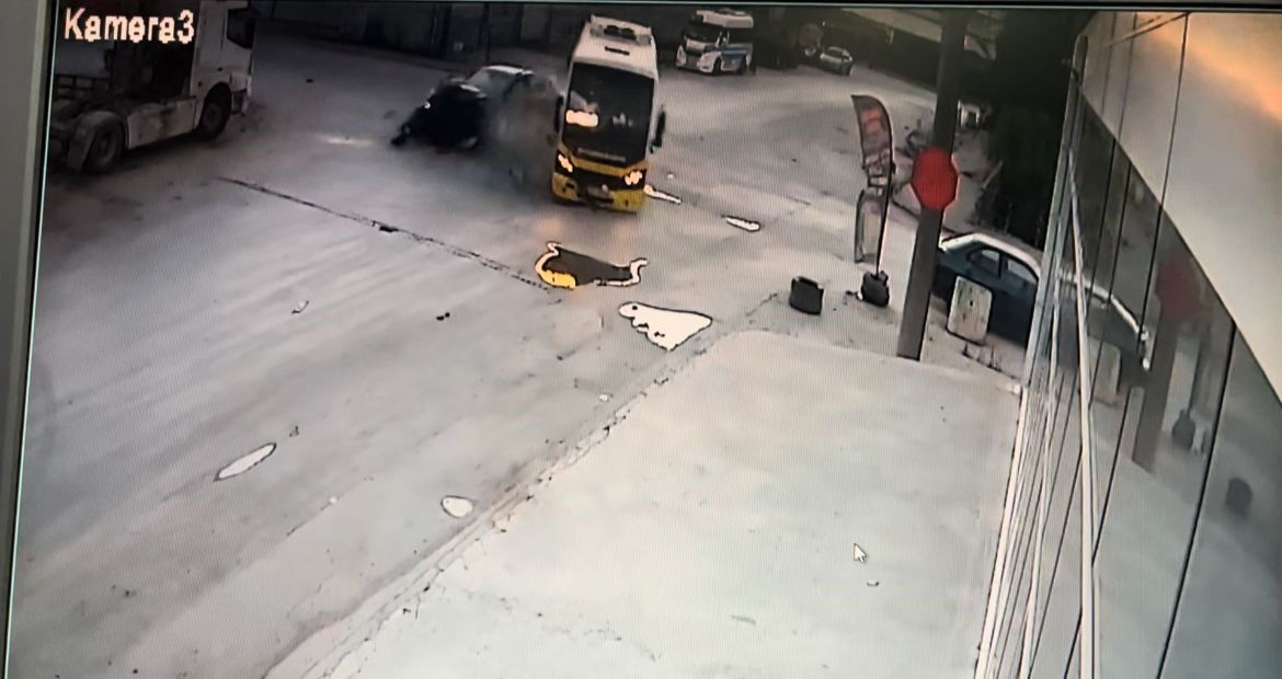 Hızla gelen otomobil minibüse çarptı! 1 yolcu camdan fırladı, çok sayıda yaralı var Hızla gelen otomobil minibüse çarptı! 1 yolcu camdan fırladı, çok sayıda yaralı var - 1. Resim