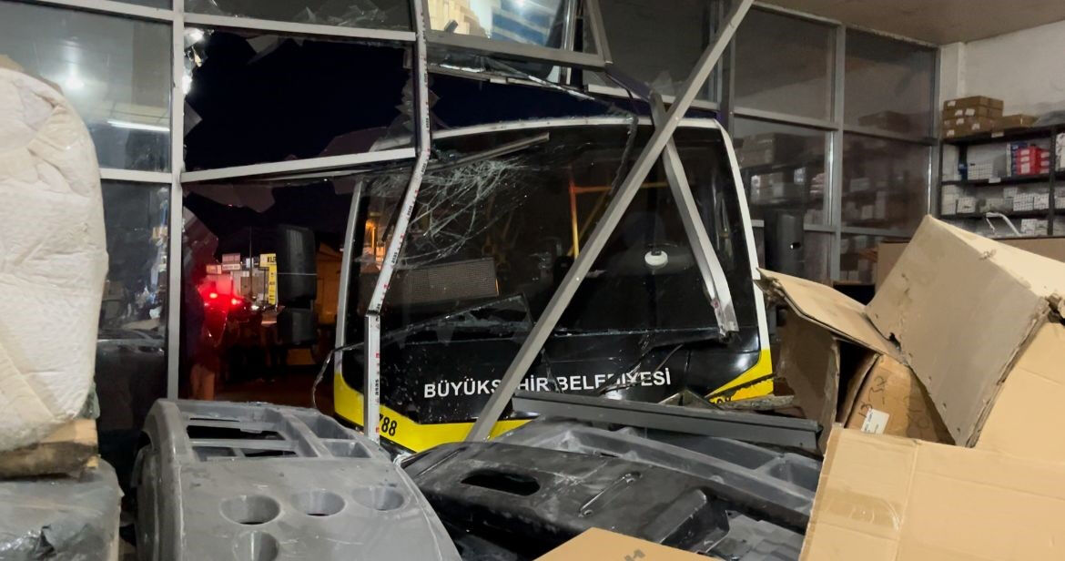 Hızla gelen otomobil minibüse çarptı! 1 yolcu camdan fırladı, çok sayıda yaralı var Hızla gelen otomobil minibüse çarptı! 1 yolcu camdan fırladı, çok sayıda yaralı var - 3. Resim