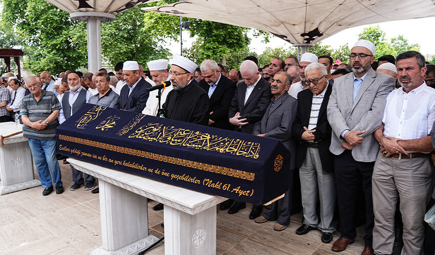 İlahiyatçı Yusuf Kavaklı’ya son görev! Tabutu omuzlarda taşındı İlahiyatçı Yusuf Kavaklı’ya son görev! Tabutu omuzlarda taşındı - 1. Resim