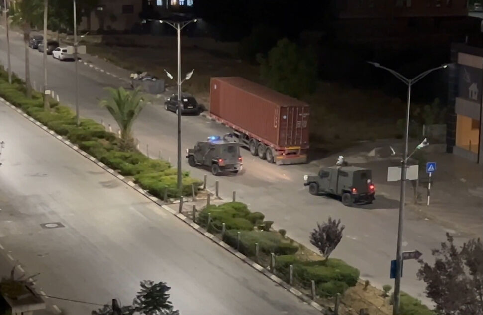 İsrail askerlerinin Batı Şeria'ya düzenlediği gece baskınında çok sayıda sivil yaralandı - 1. Resim