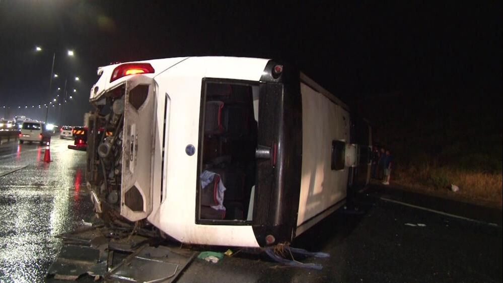 İstanbul'da yolcu otobüsü devrildi! - 2. Resim